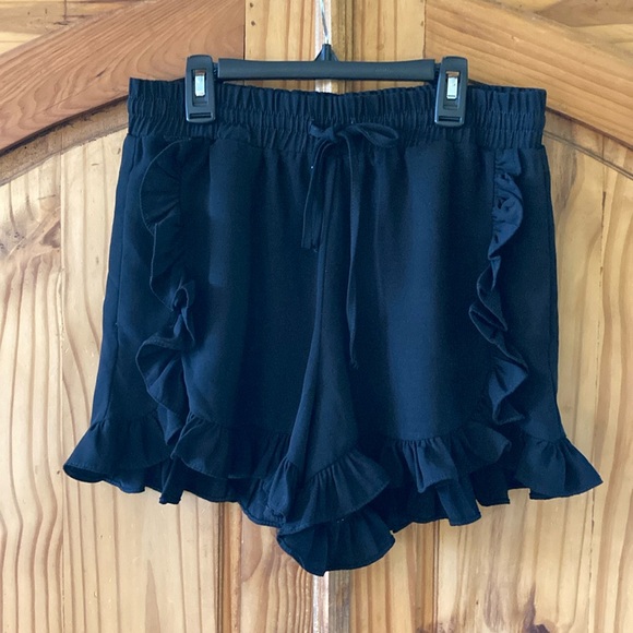 Symphony Pants - Women's Symphony black skirted ruffle front hem shorts size L